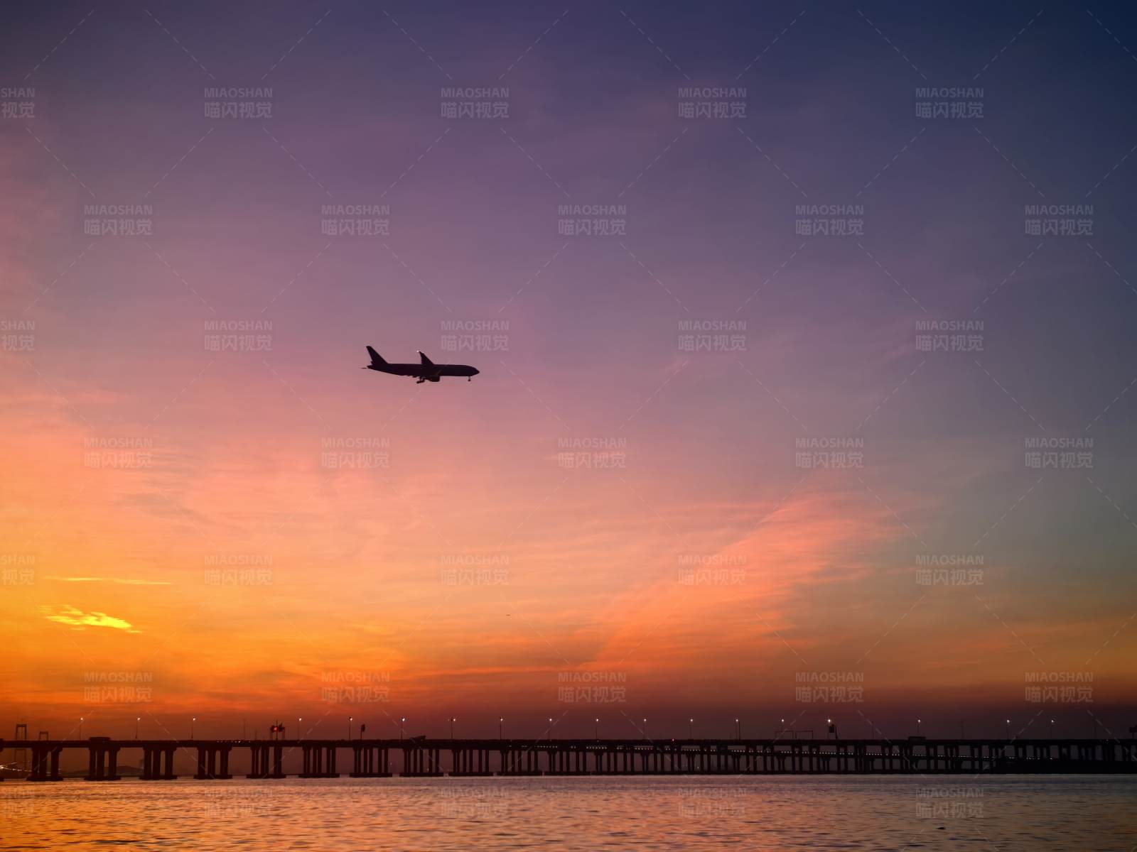 夕阳下的飞机与桥梁图片