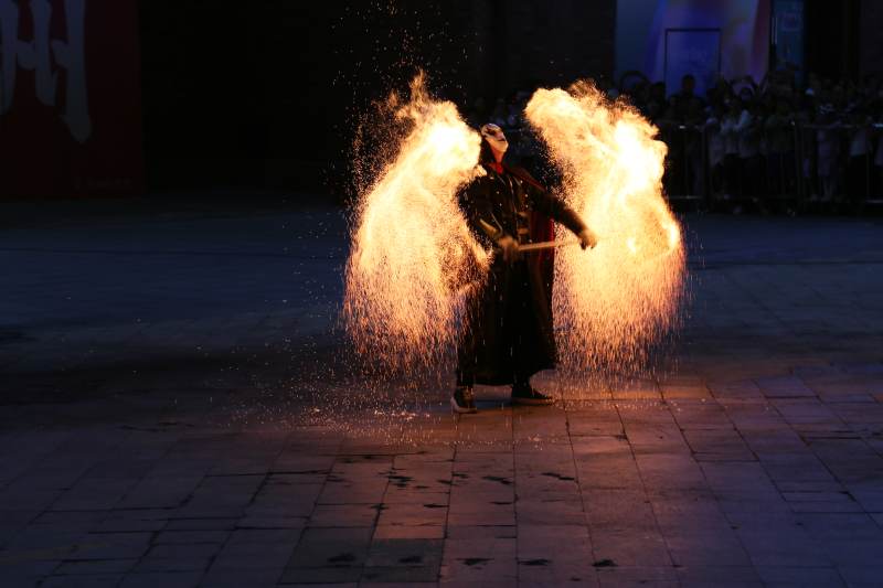 火焰舞者夜幕表演图片