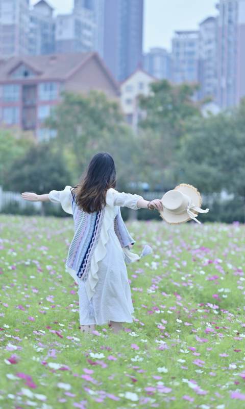 花海中的自由时光图片