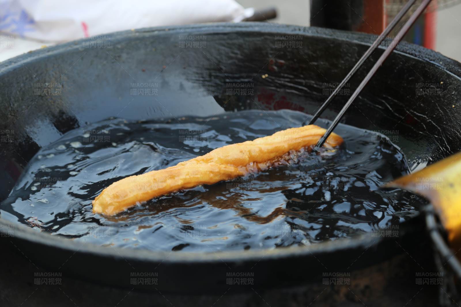 油条炸制中图片