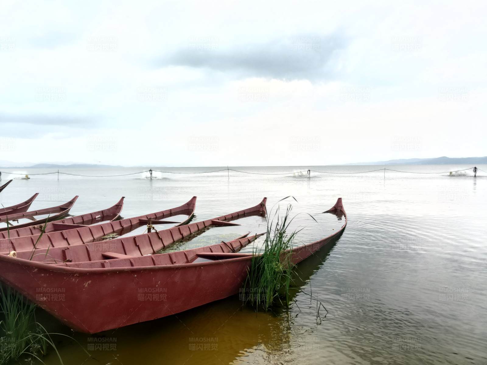 湖畔红船图片
