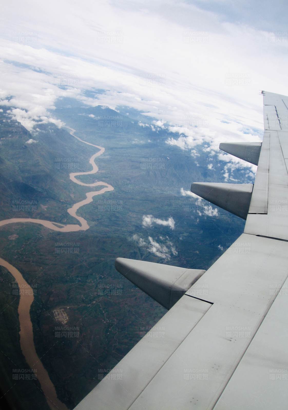 空中俯瞰蜿蜒河流图片