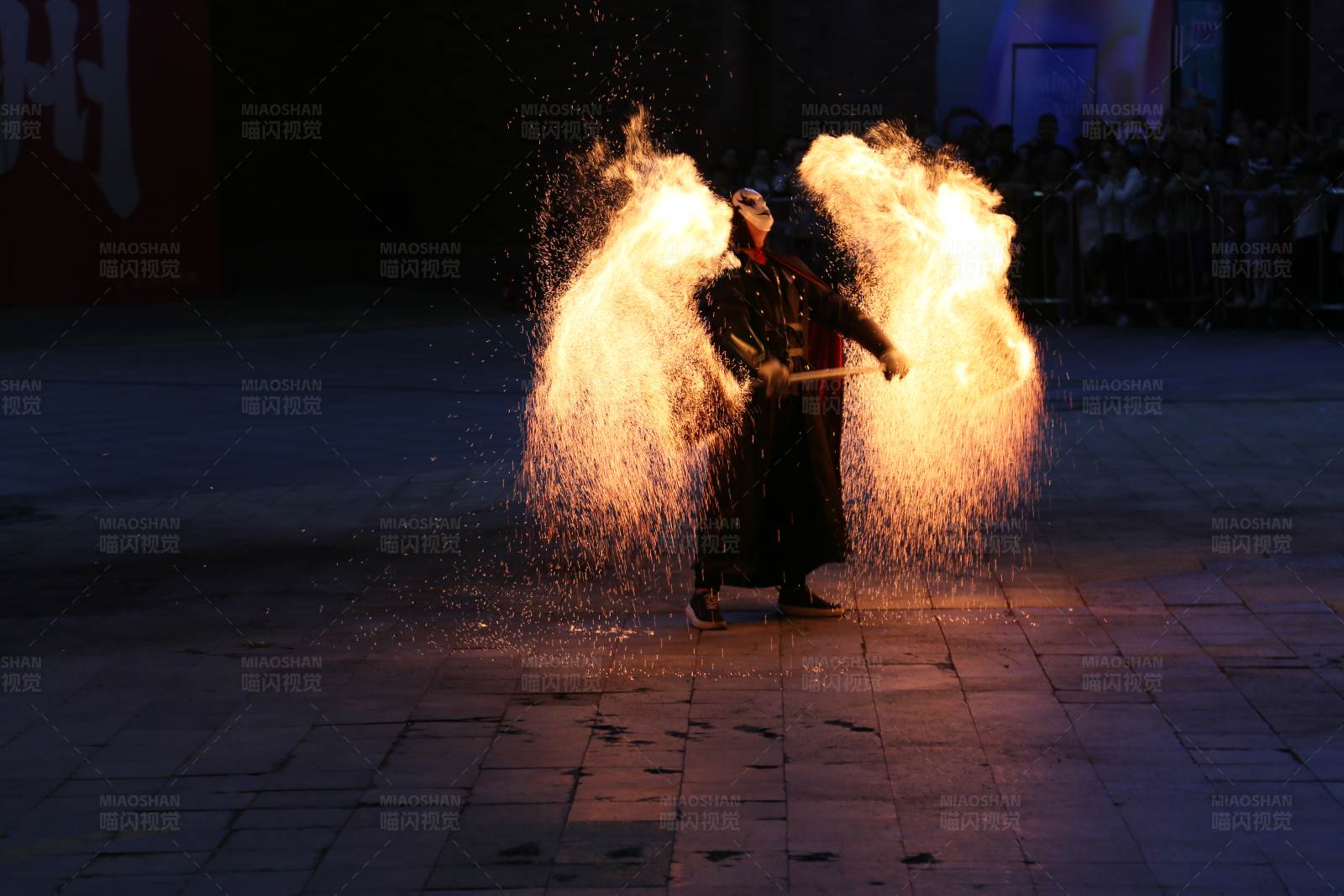 火焰舞者夜幕表演图片