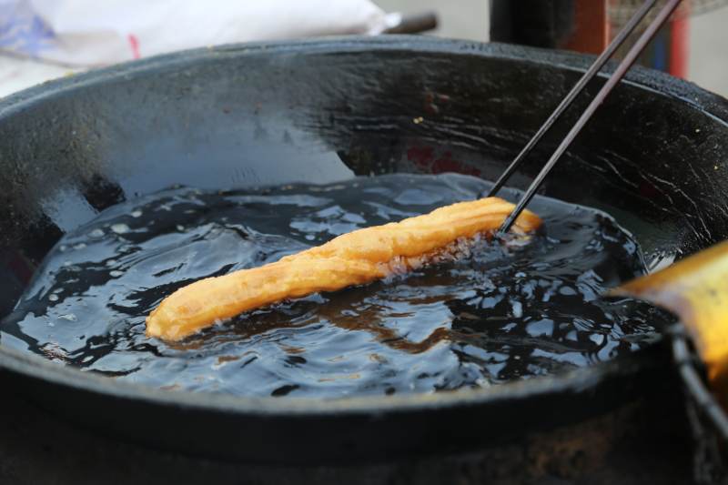 油条炸制中图片