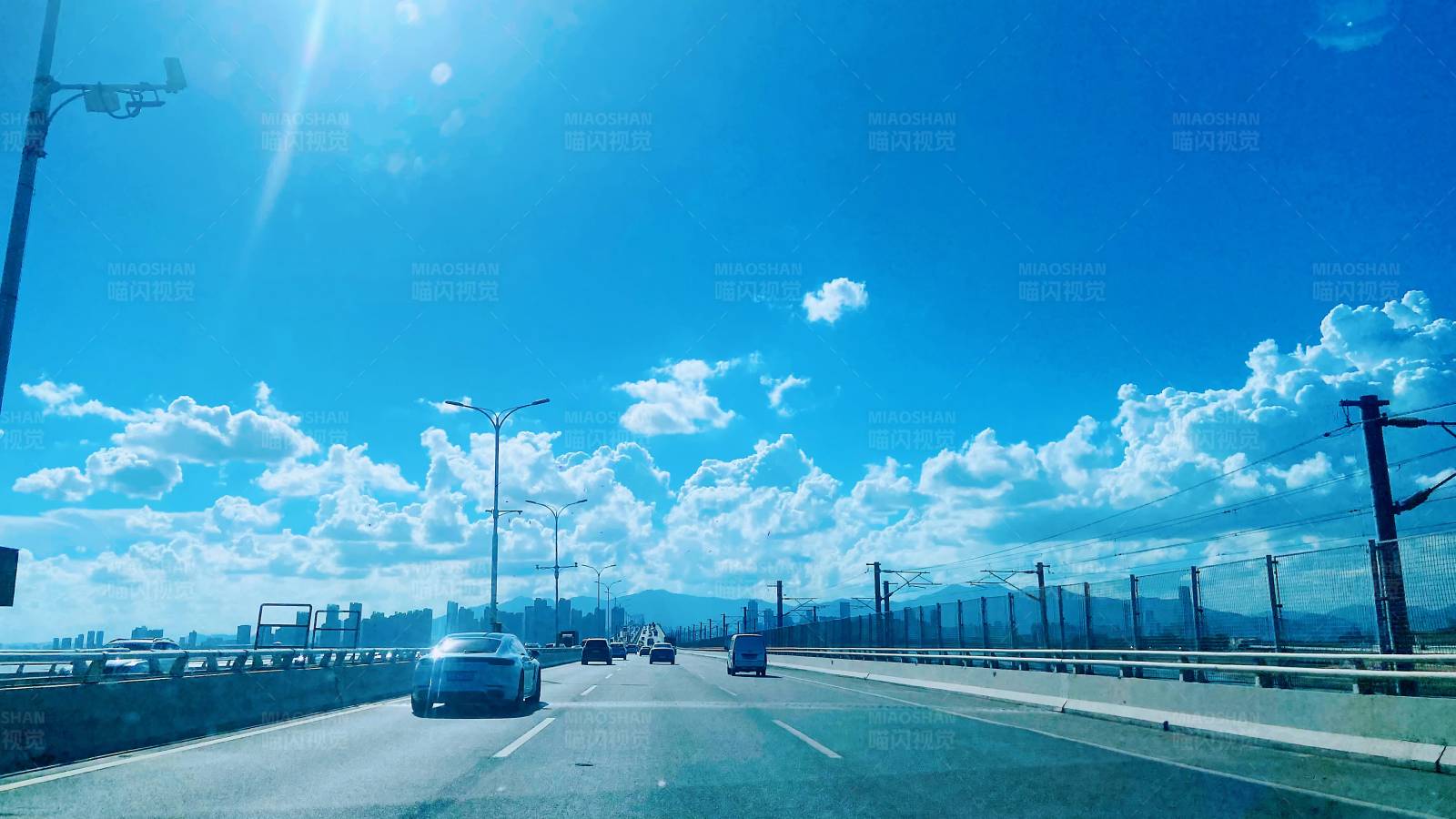 晴空下的高速公路图片