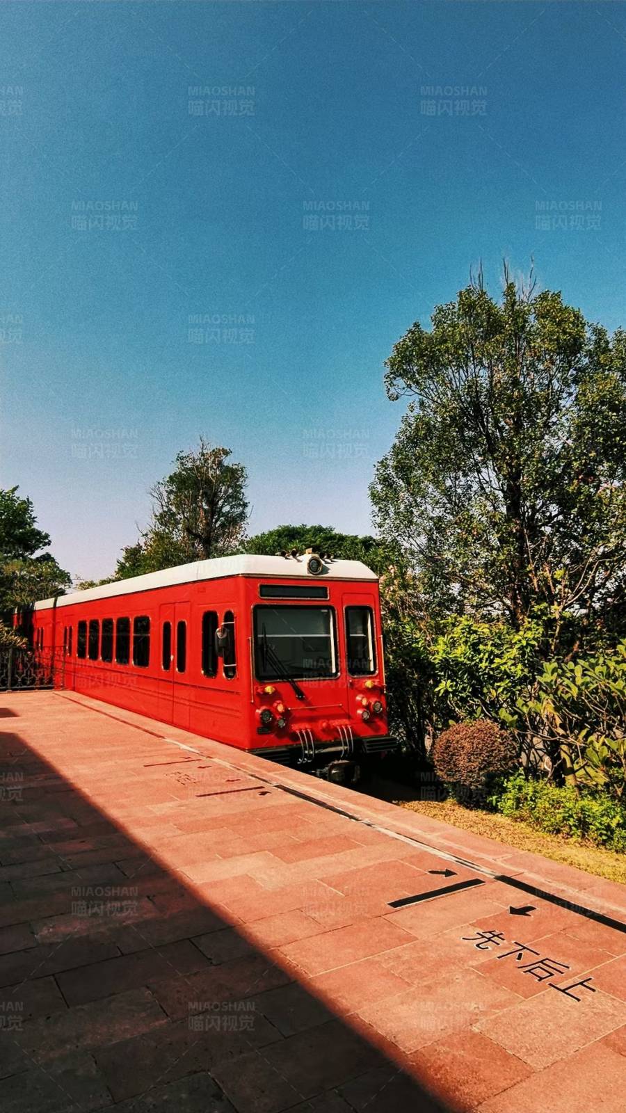 红色列车在阳光下图片