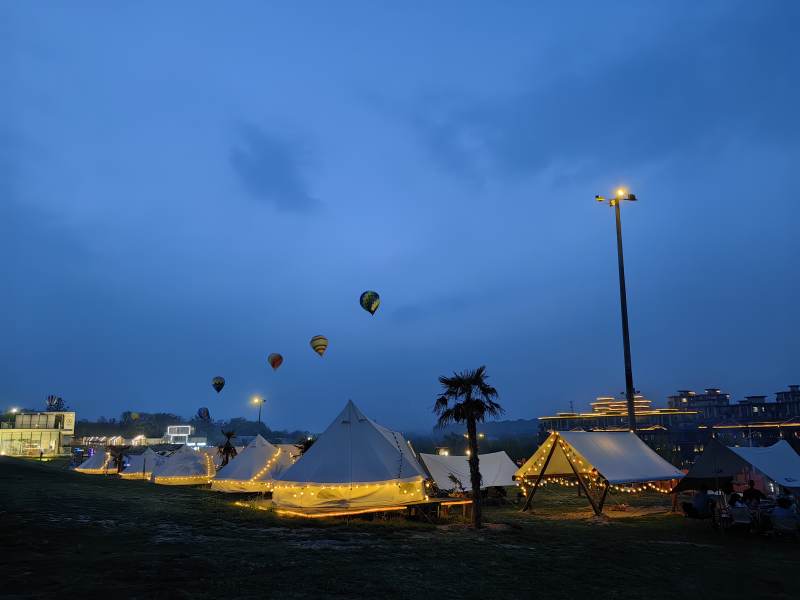 黄昏露营与热气球图片