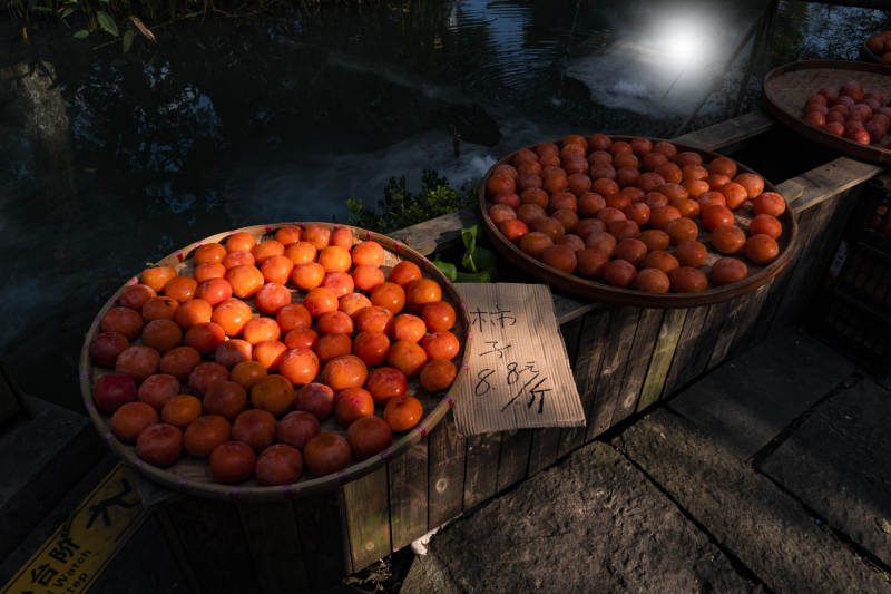 夜市上的新鲜柿子图片