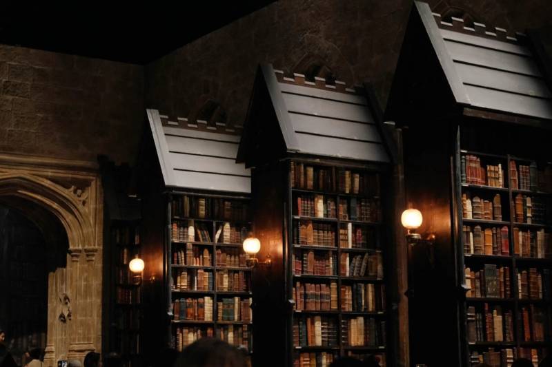 古老图书馆的静谧角落图片