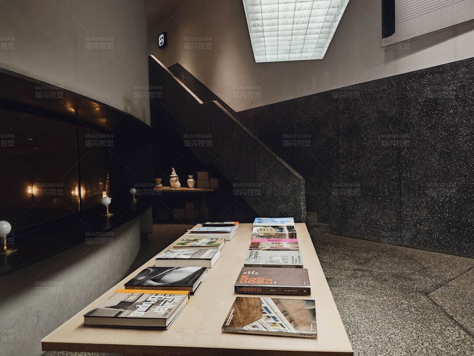 书店楼梯旁的书籍展示图片