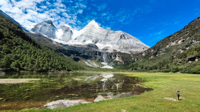 雪山湖畔独行者图片