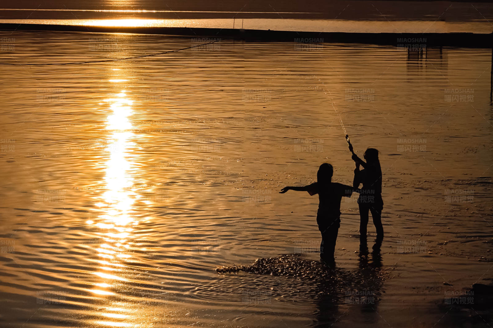 夕阳下的欢乐时光图片