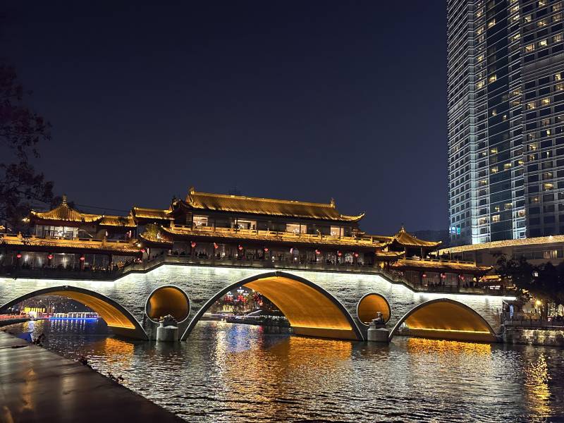 夜色中的古桥与现代建筑图片