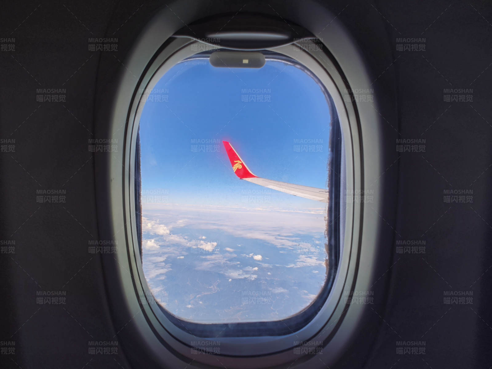 窗外蓝天白云飞机翼图片