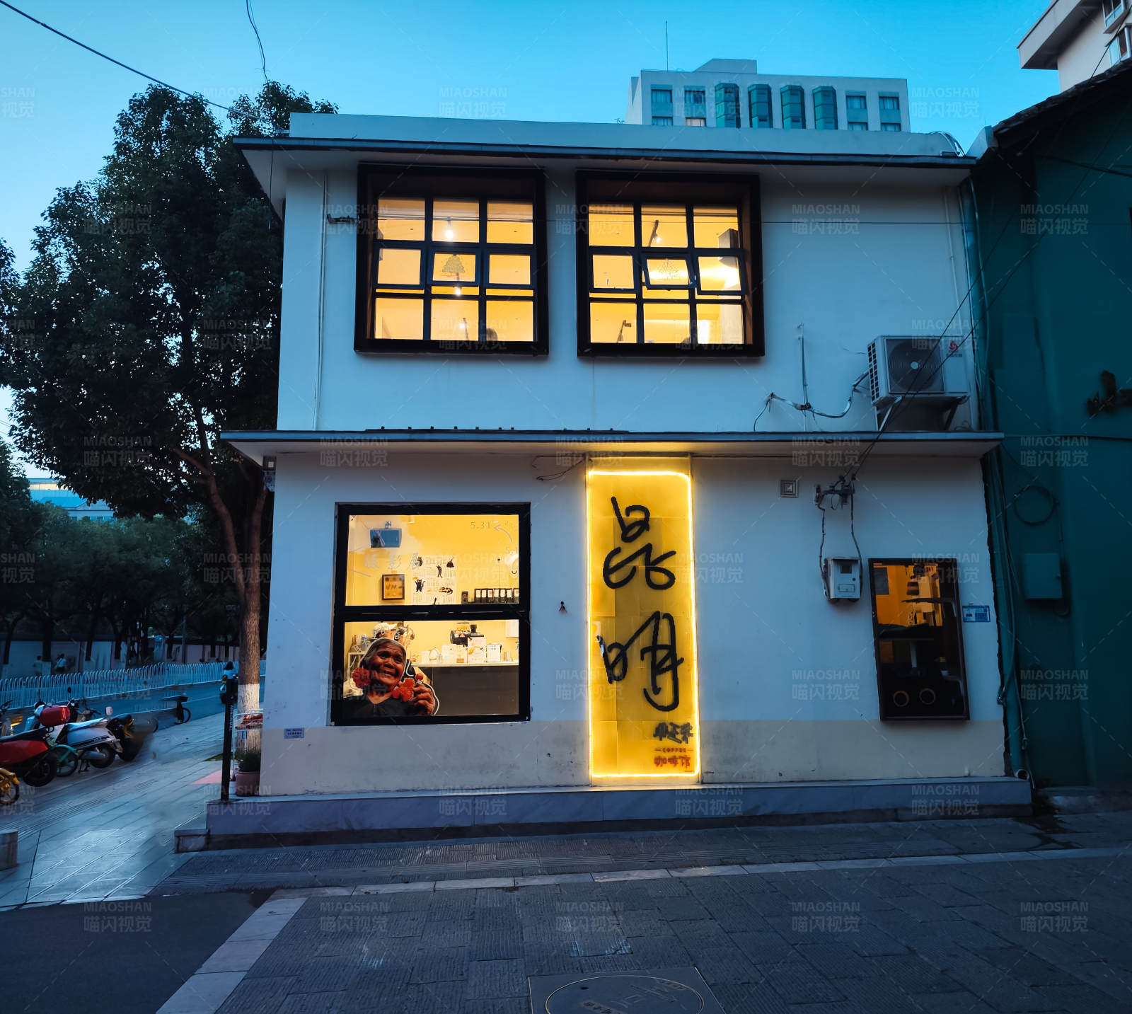 夜晚的温馨小店图片