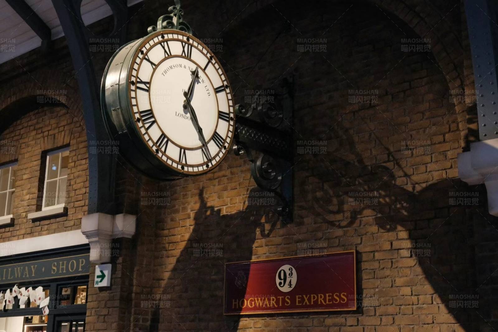 魔法车站的钟表图片