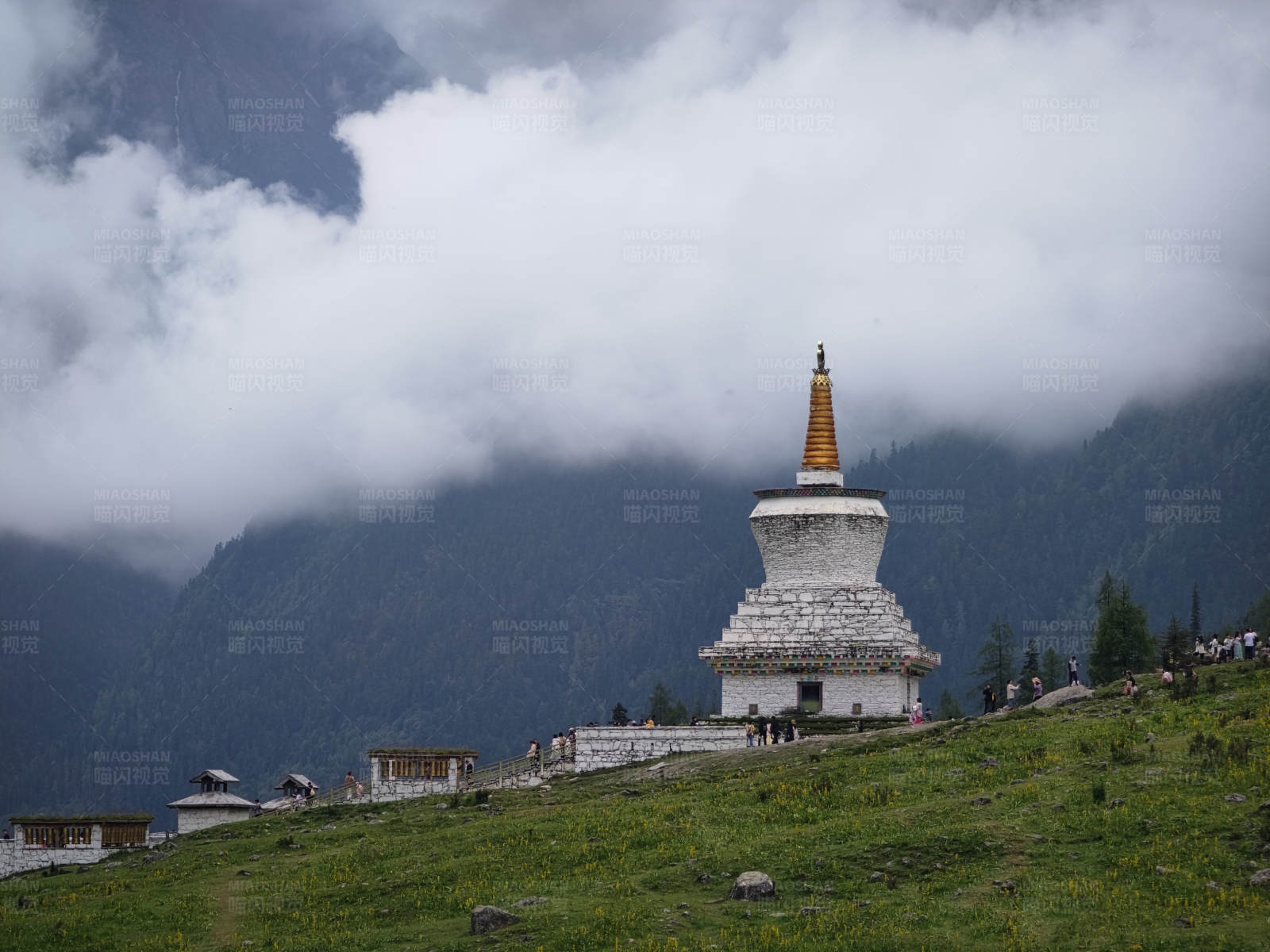 高山云雾中的佛塔图片