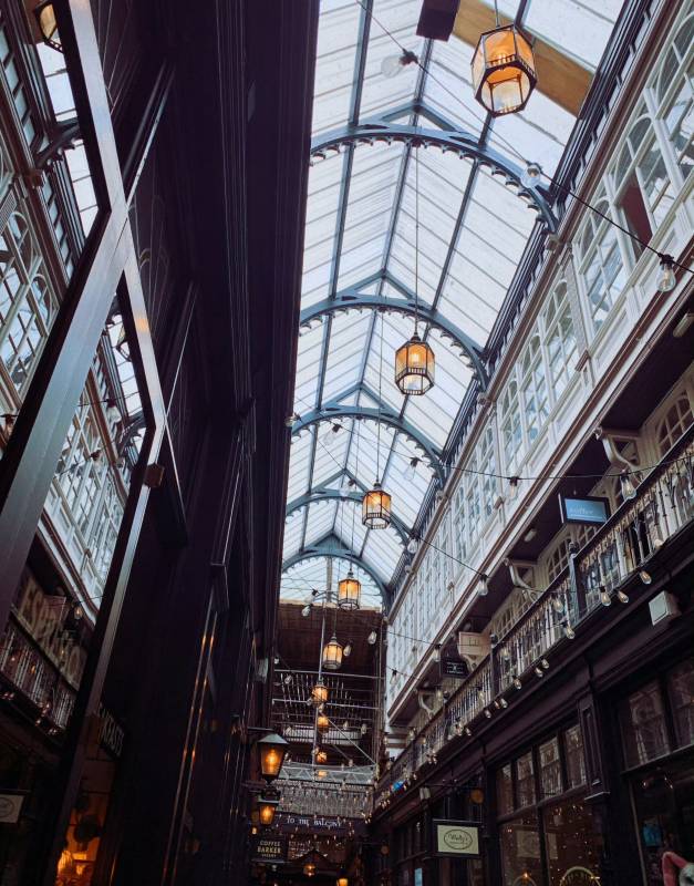 玻璃穹顶下的购物长廊图片