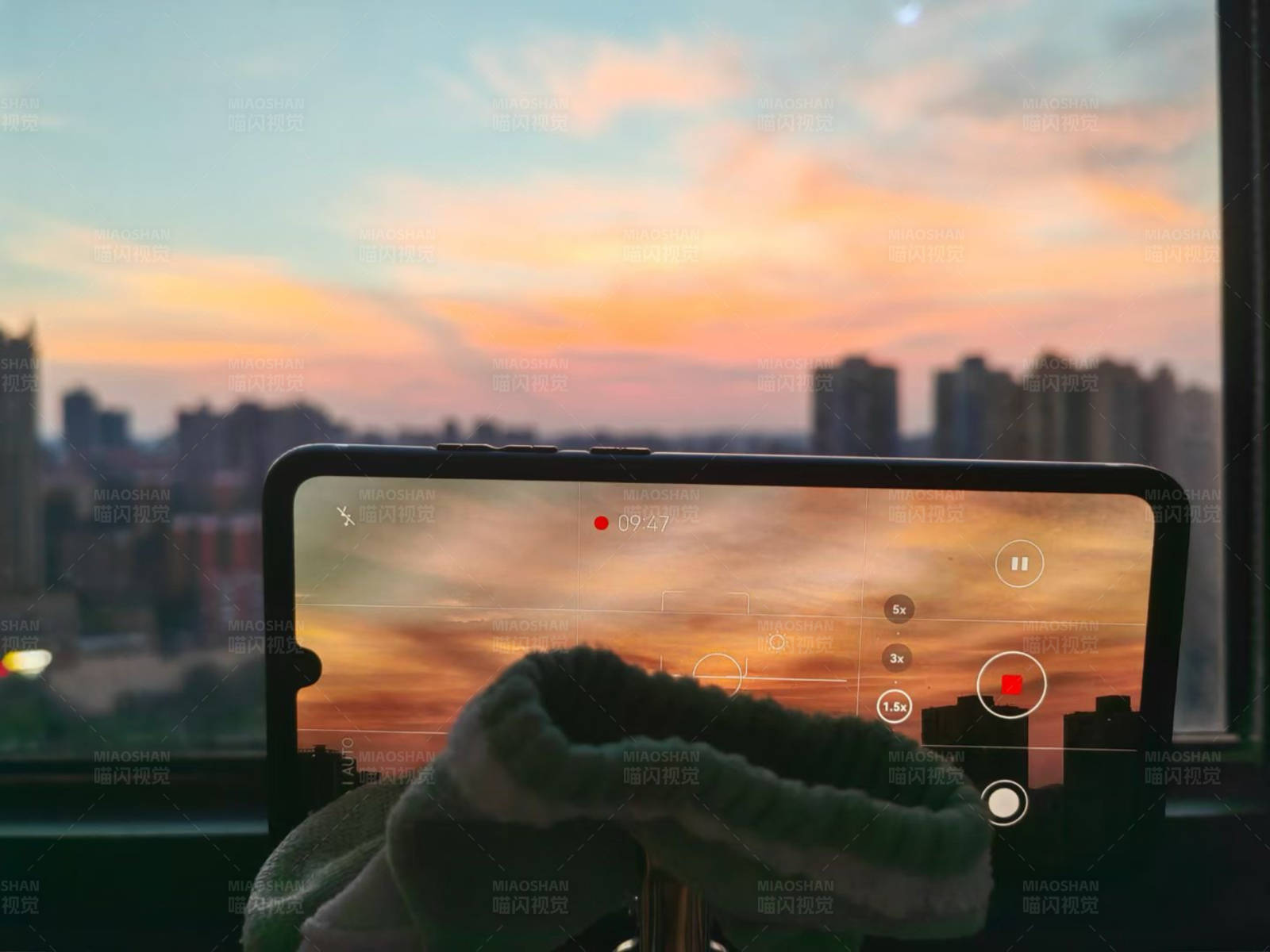 夕阳下的城市剪影图片