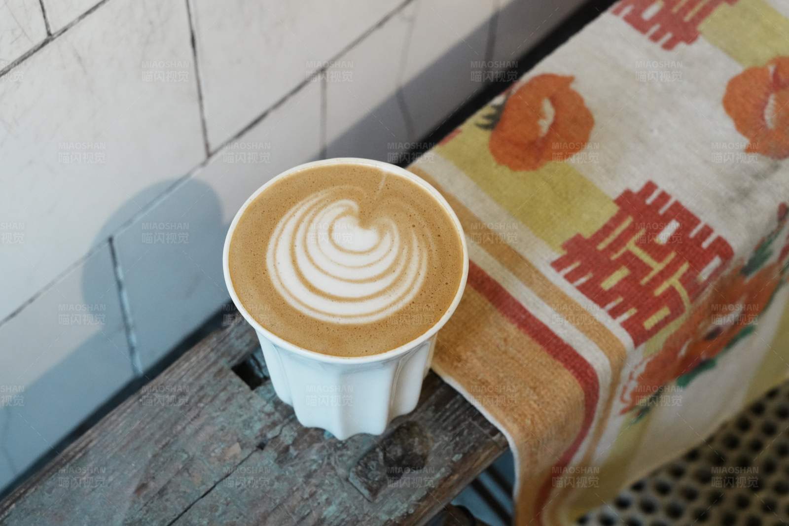 拿铁咖啡的艺术享受 · 旧时光故事图片