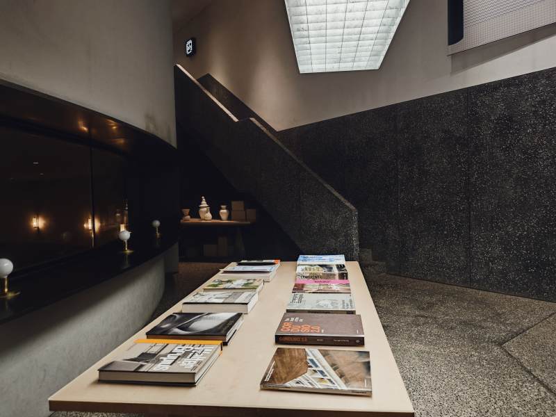 书店楼梯旁的书籍展示图片