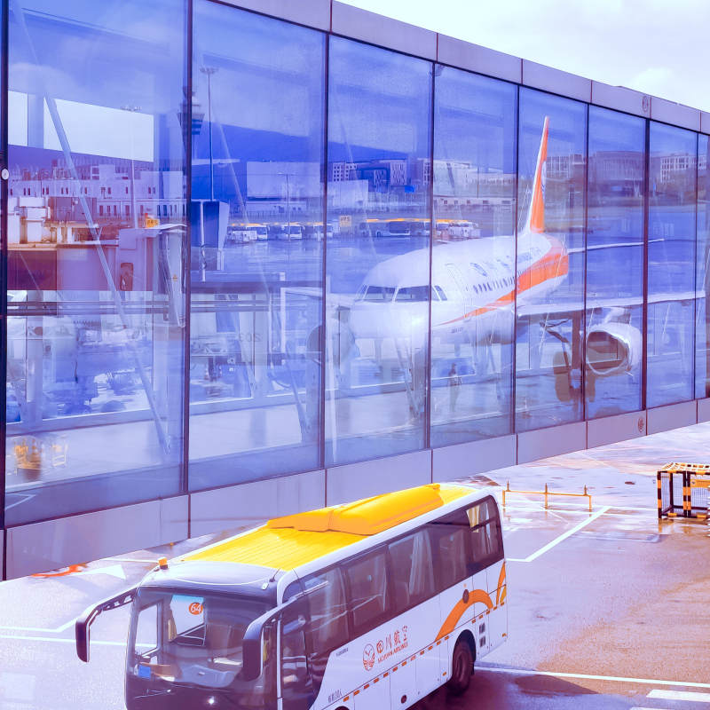 机场巴士与飞机图片