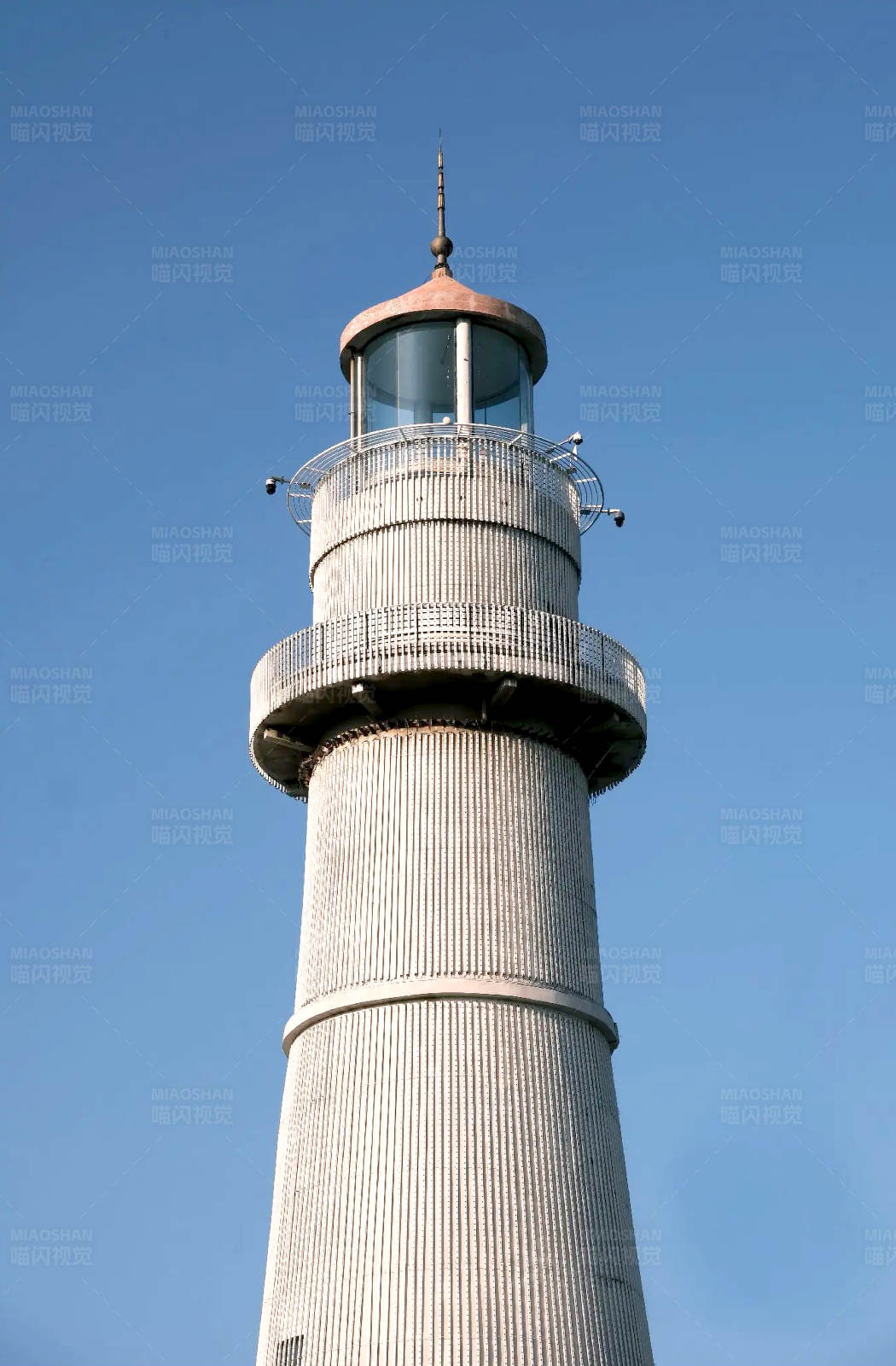 灯塔耸立 晴空万里图片