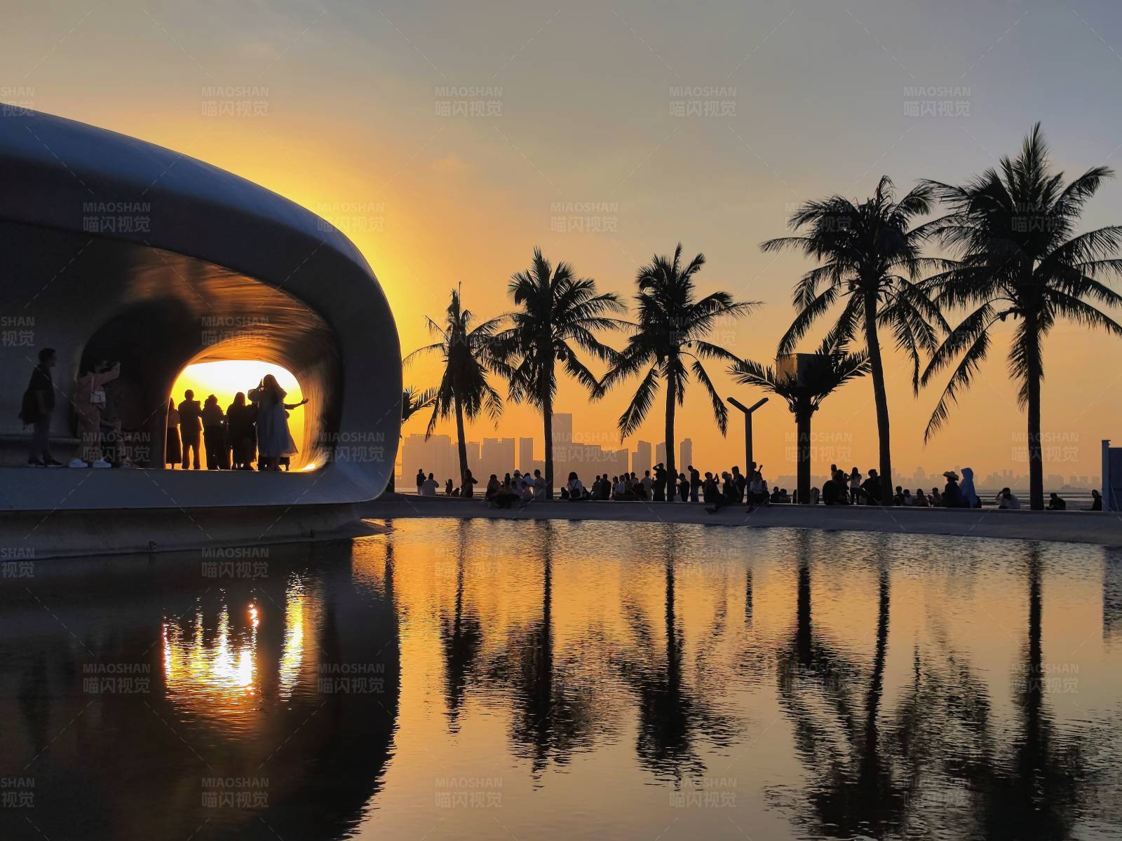 夕阳下的海滨剪影图片