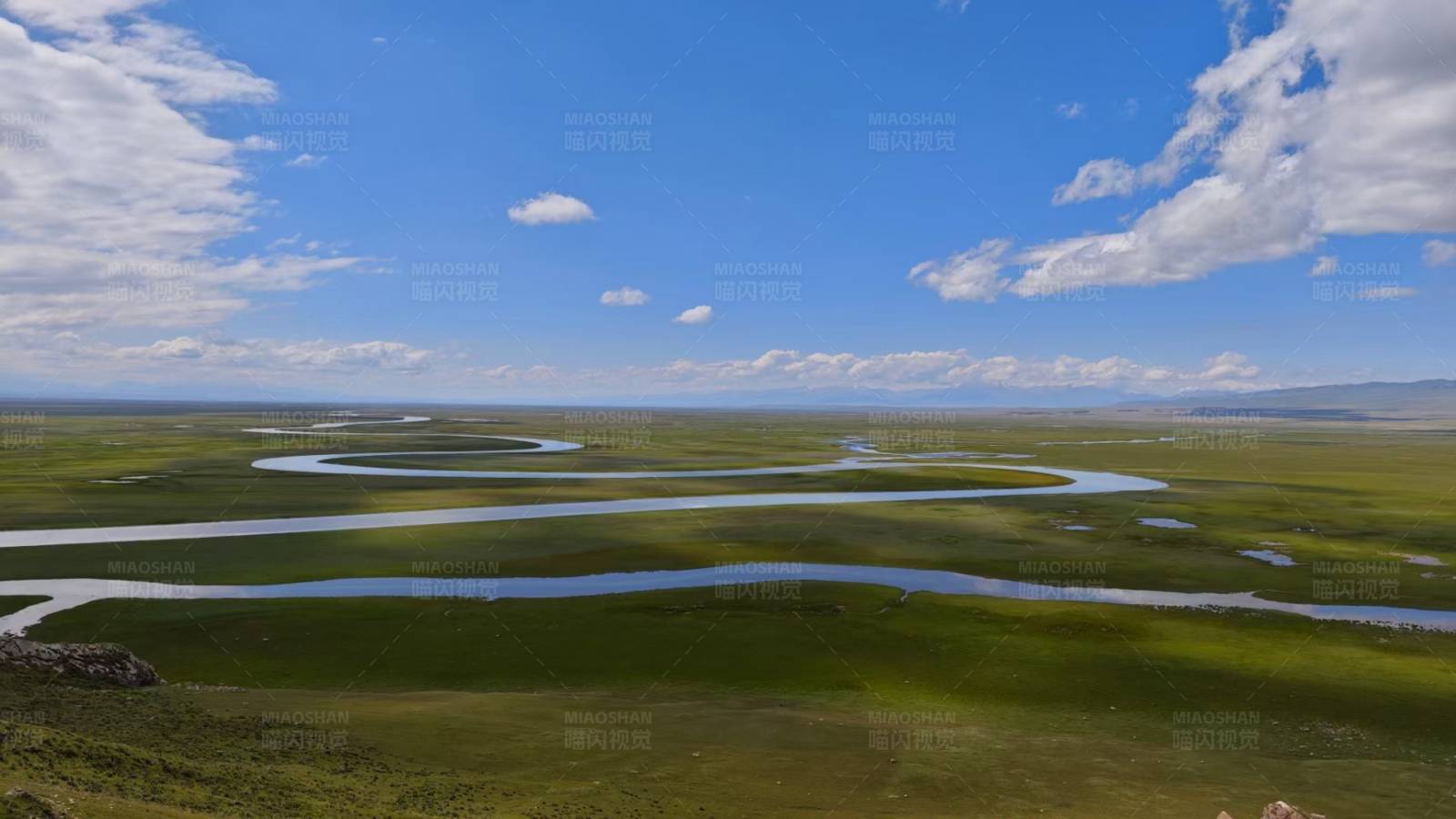 草原上的蜿蜒河流图片