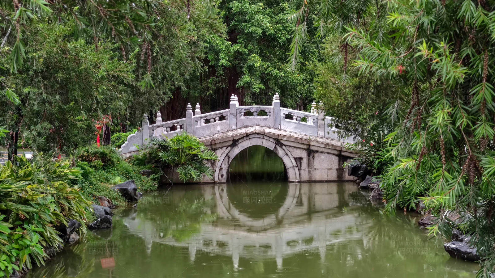 园林石桥映水中图片