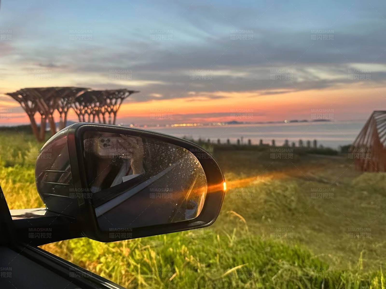 夕阳下的车镜风景图片