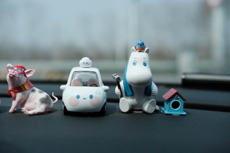 车上的可爱玩具摆件图片