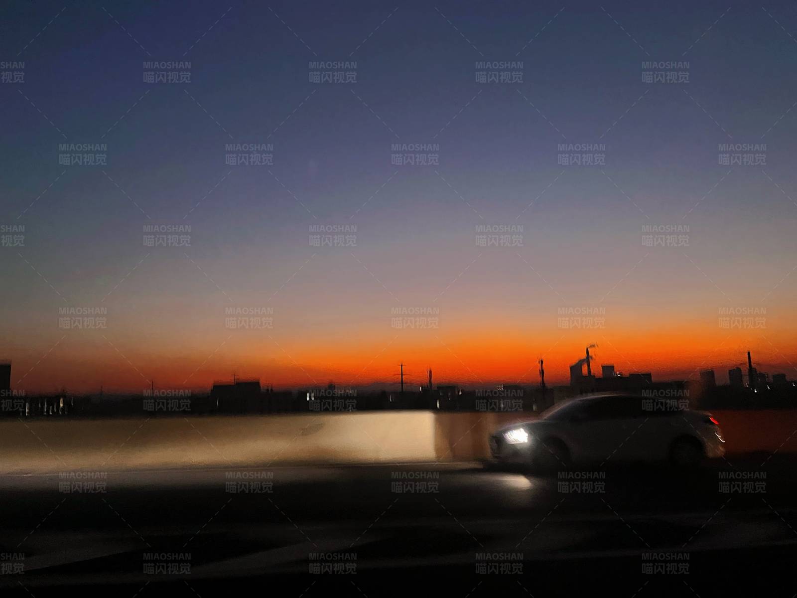 夕阳下的城市与疾驰的车图片