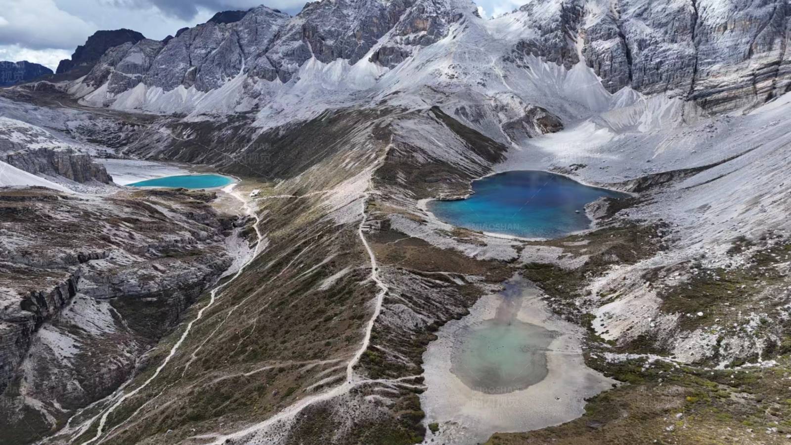 高山湖泊群图片