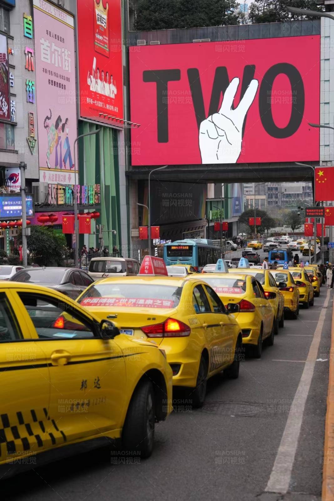 繁华街道上的黄色出租车图片
