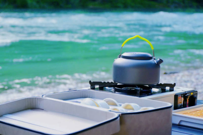 户外煮茶 河边悠闲时光图片