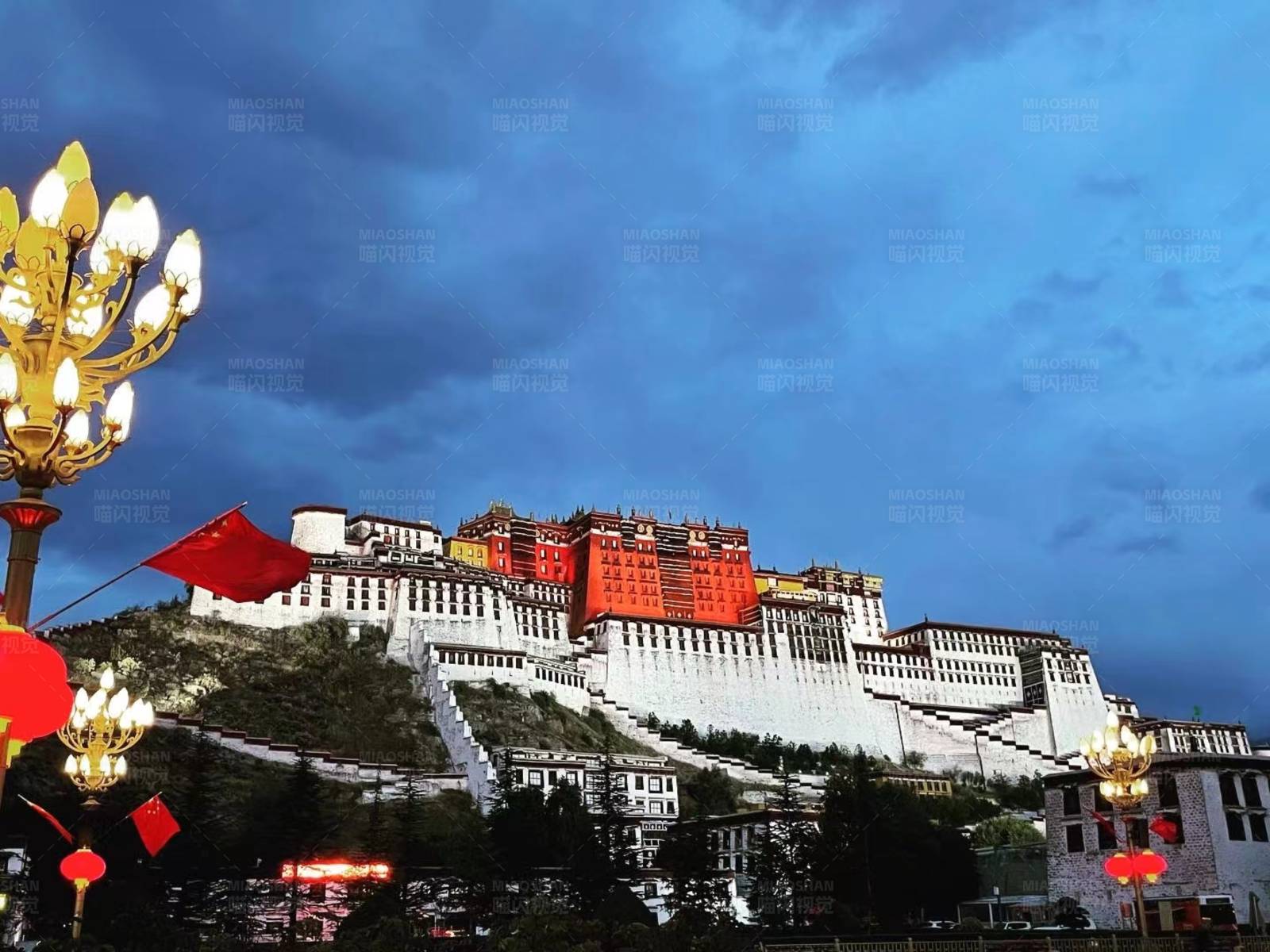 布达拉宫夜景图片