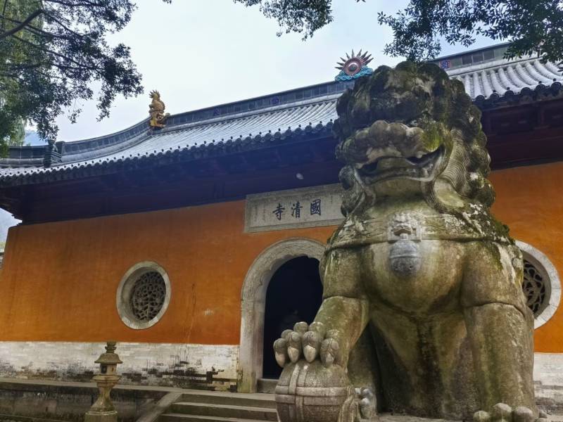 古寺石狮守门图片