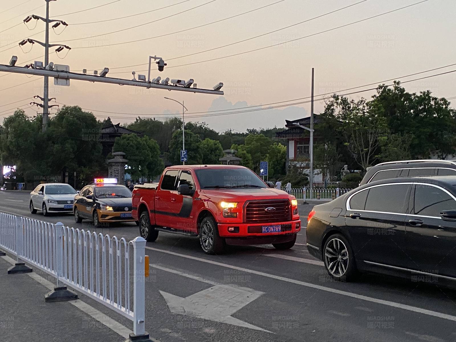 城市黄昏交通景象图片