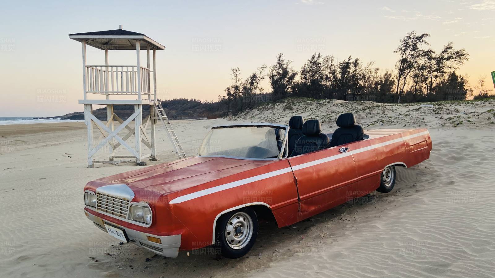 沙滩上的经典红色敞篷车图片