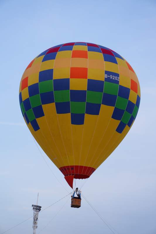 彩色热气球升空图片