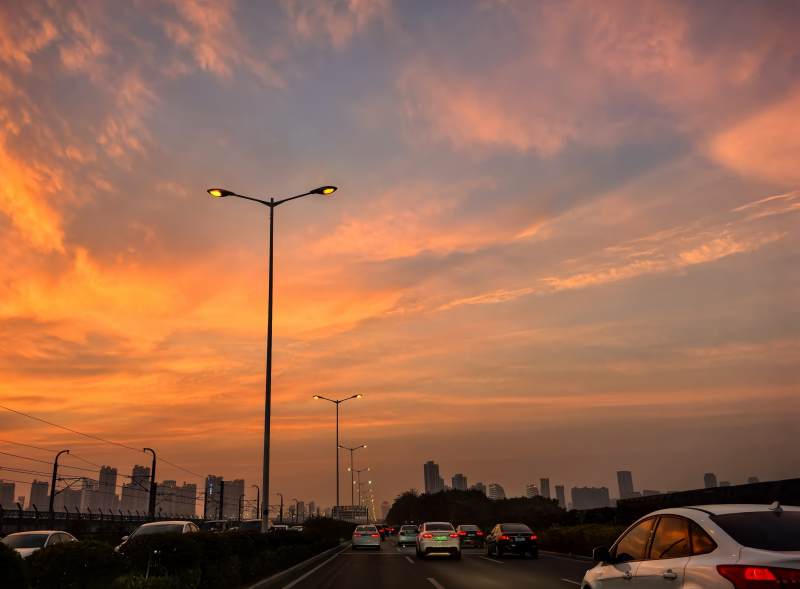 夕阳下的城市道路图片
