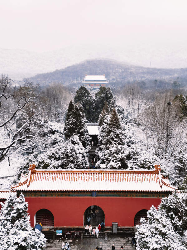 雪中的古建筑图片