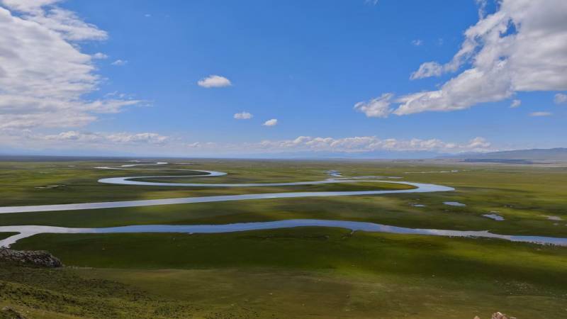 草原上的蜿蜒河流图片