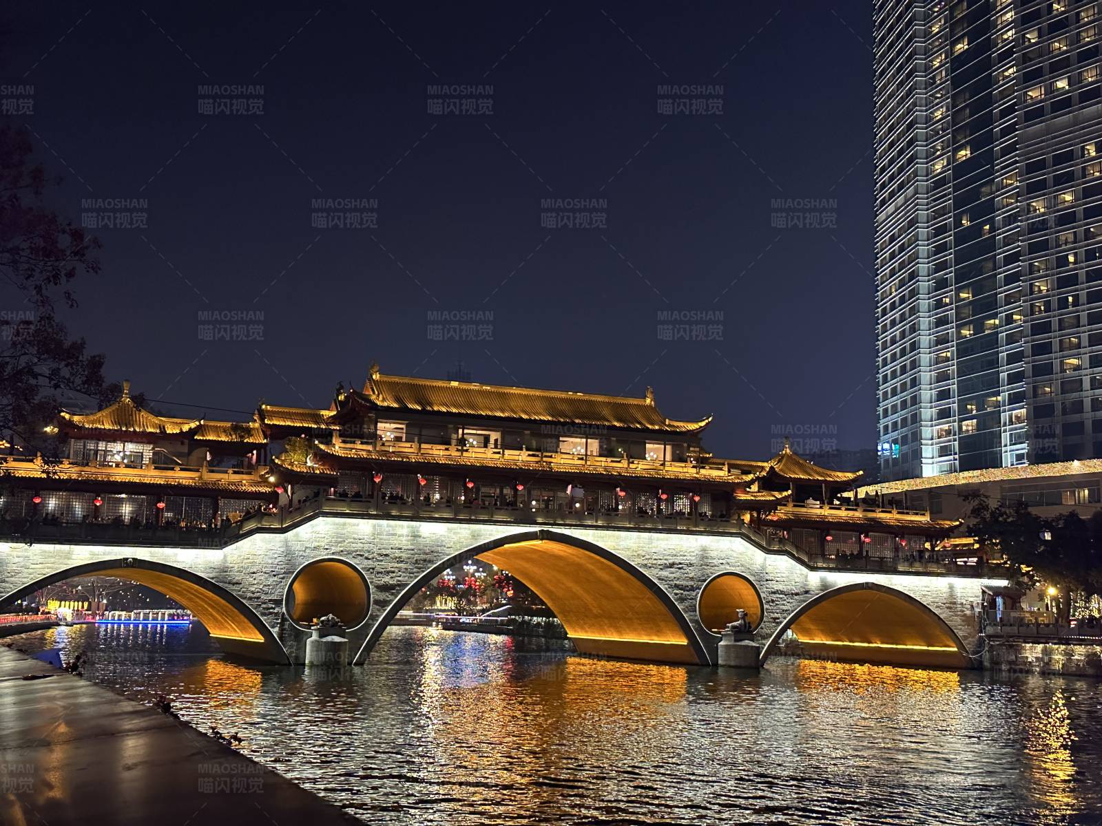 夜色中的古桥与现代建筑图片