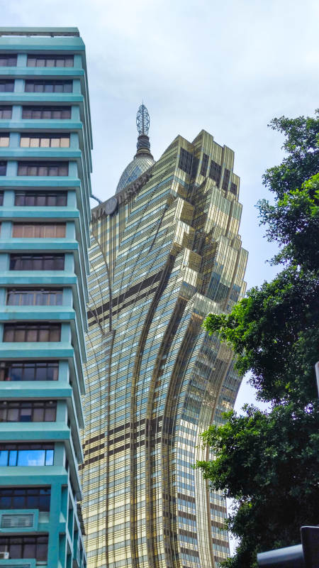 金色摩天大楼与蓝天图片