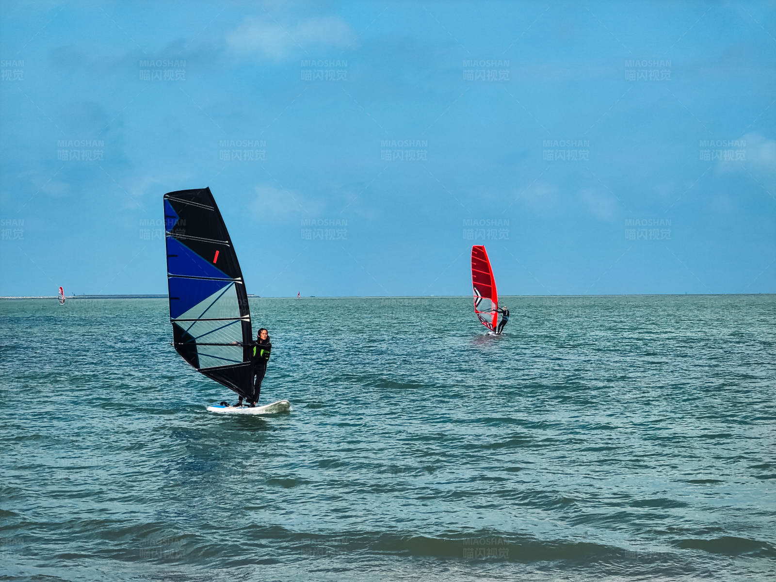 风帆冲浪者在海上航行图片