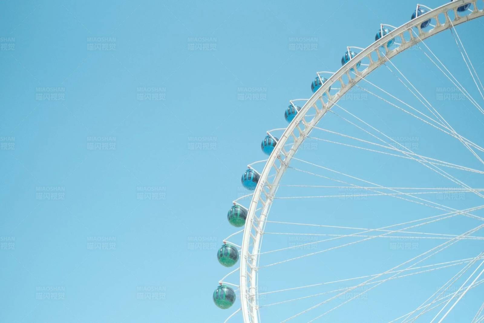 摩天轮与蓝天图片