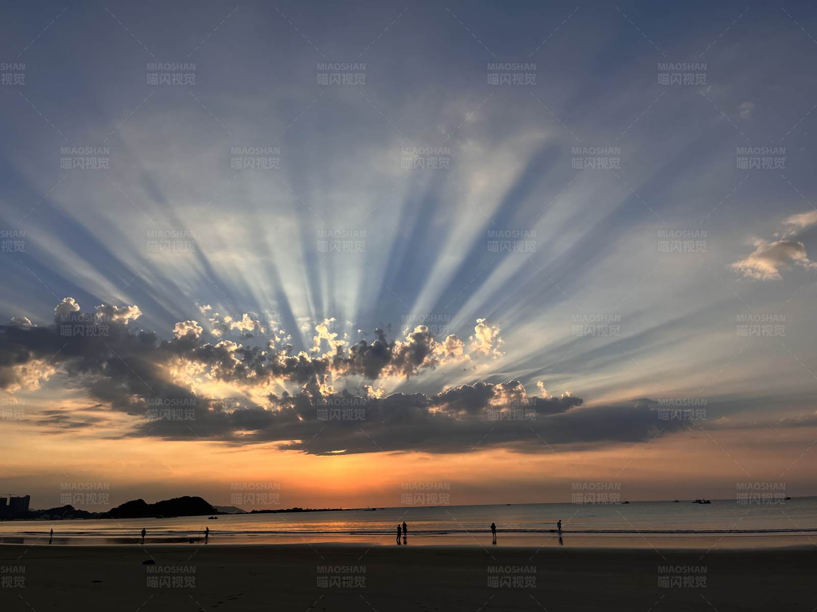 夕阳下的海滩图片