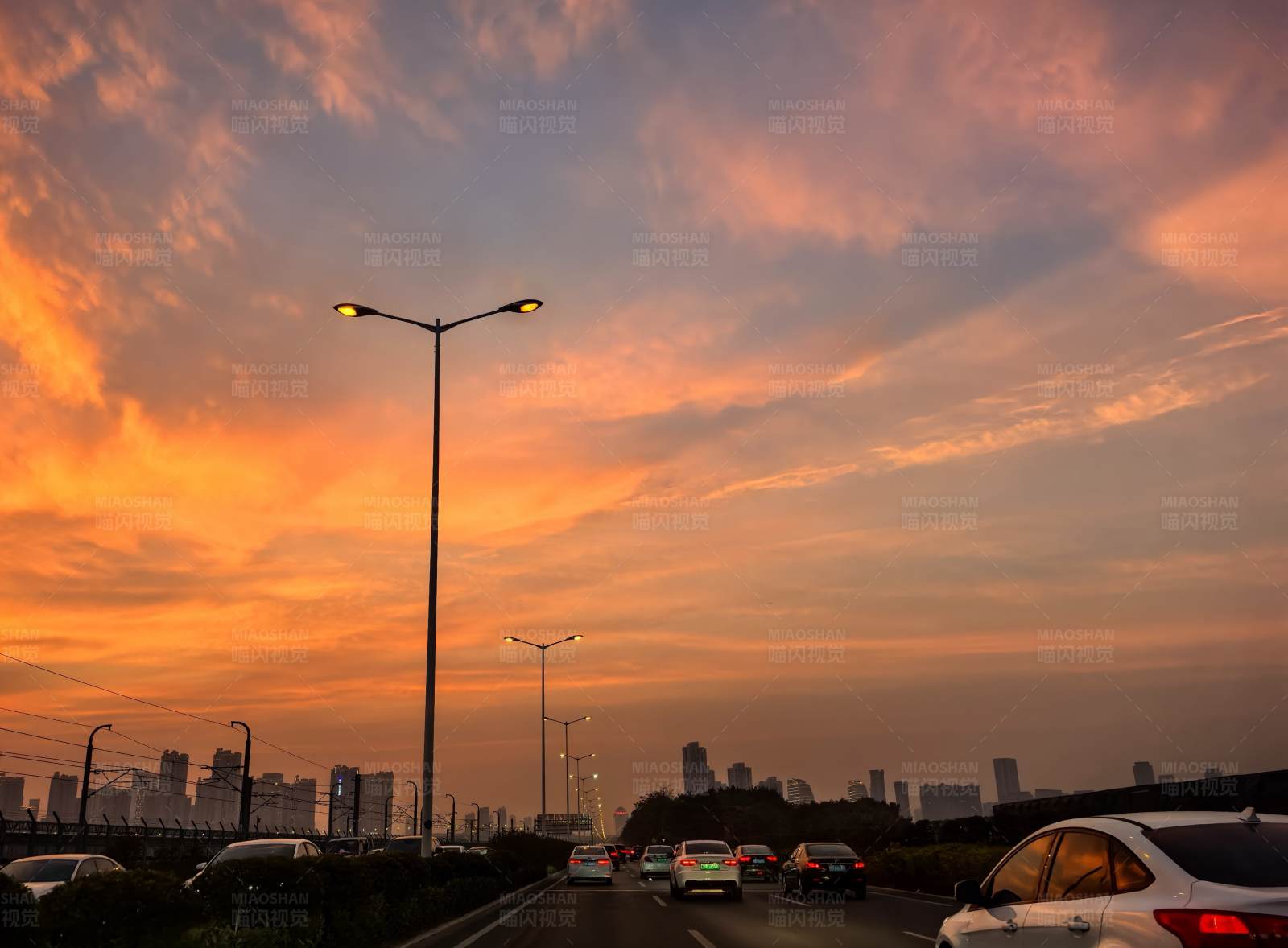 夕阳下的城市道路图片